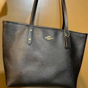 Coach Large City Tote Bag Black Crossgrain Leather Zip Top closure Gold hardware